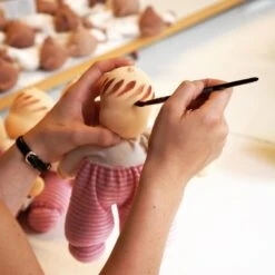 Poupée Waldorf Nanchen® Natur Poupon MOPS Coton Bio (Kba) Écrue & Vert 29 Cm - Poupée Bio -Peluche Jouets Magasin poupee waldorf nanchen natur poupon mops coton bio kba ecrue vert poupee bio 2