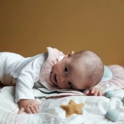 Tapis D'éveil & Activités Arc En Ciel Fabelab® Coton Bio GOTS- Jouet Bio Scandinave -Peluche Jouets Magasin tapis d eveil activites arc en ciel fabelab coton bio gots jouet bio scandinave 4